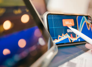 Trader på flere markeder analyserer Bitcoin Ethereum og forexopsjoner